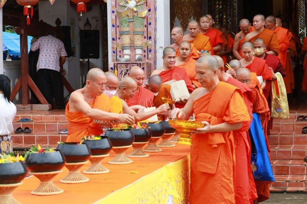 ประเพณีใส่บาตรเทียน