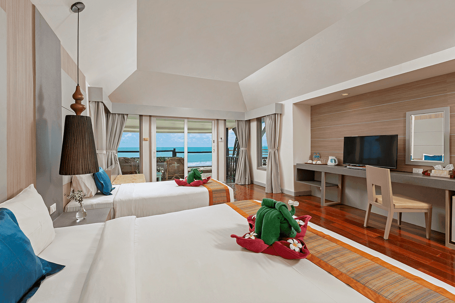 โรงแรมนคราลองบีชรีสอร์ท