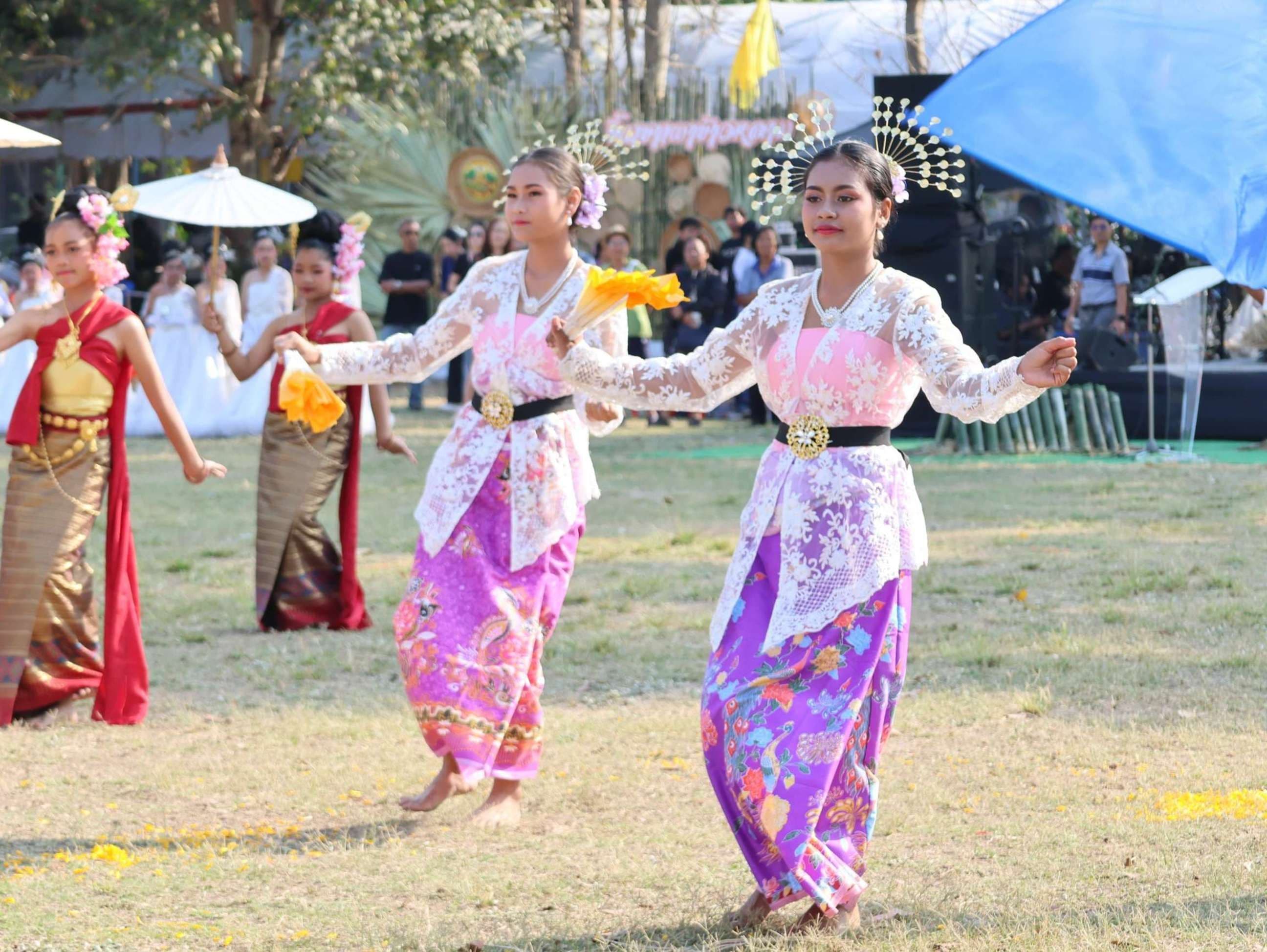 นางวงค์เดือน ทิมทอง และ นางวิจาร สุขเจริญ
