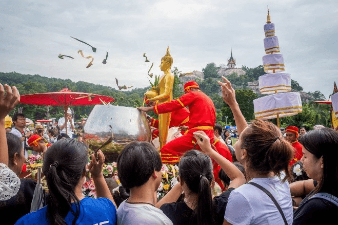 ประเพณีตักบาตรข้าวต้มลูกโยน