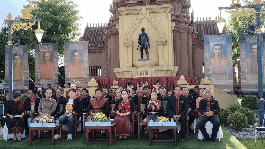 ประเพณีแซนโฎนตาบูชาหลักเมืองลือเลื่องกล้วยแสนหวี